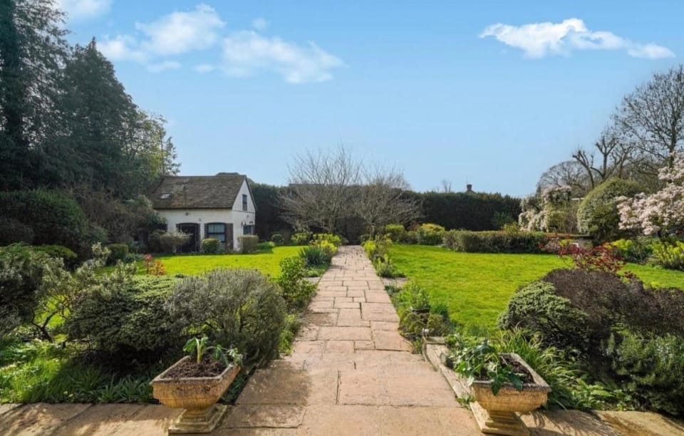 Villa sleeps 17 Historic Heritage 20mins away from Baker Street with HOT TUB Need Approval for Event Villa in Pinner