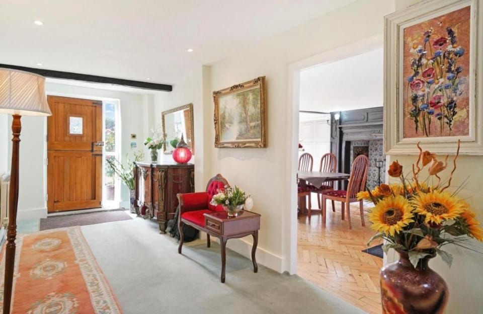 Villa sleeps 17 Historic Heritage 20mins away from Baker Street with HOT TUB Need Approval for Event Villa in Pinner