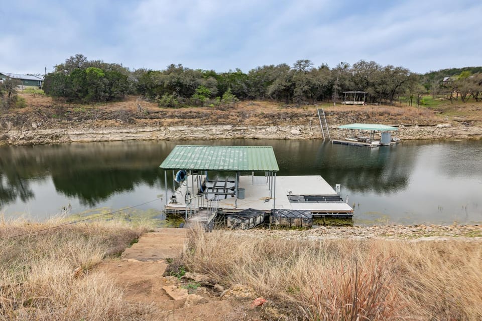 Hot Tub, Dock and View! Lakefront Marble Falls Home House in Lago Vista