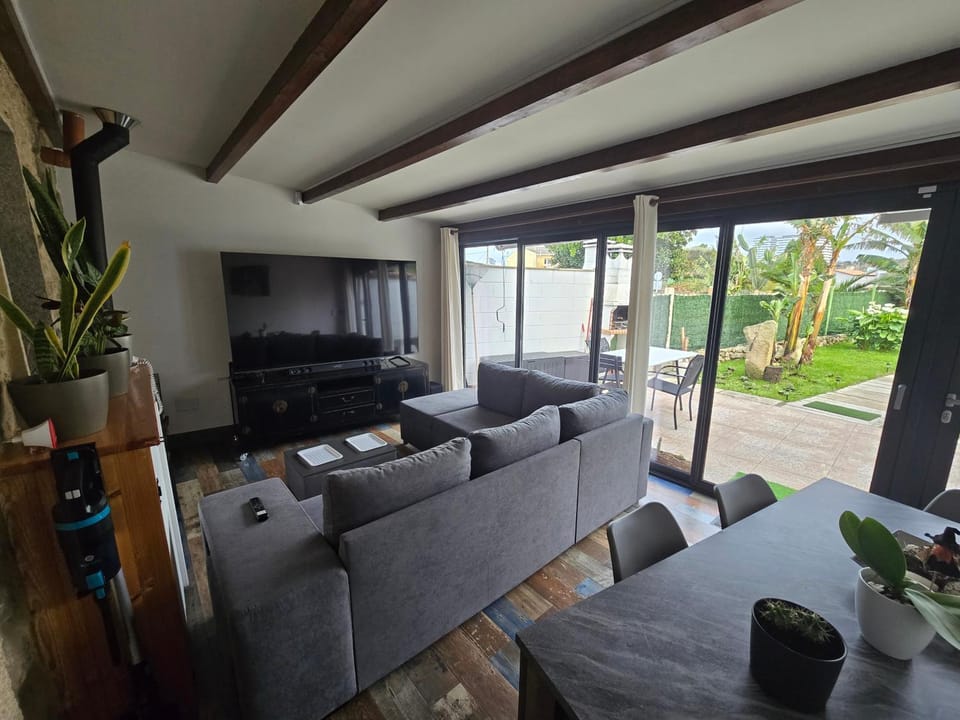 TV and multimedia, Living room, Seating area, Garden view