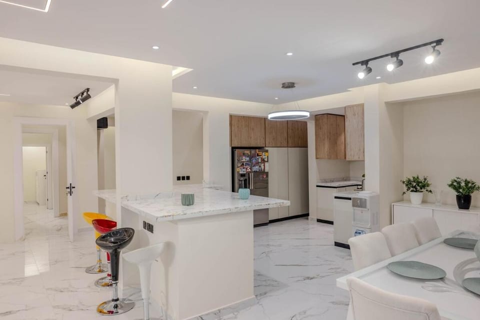 Kitchen or kitchenette, Dining area, dishwasher, minibar, oven, stove