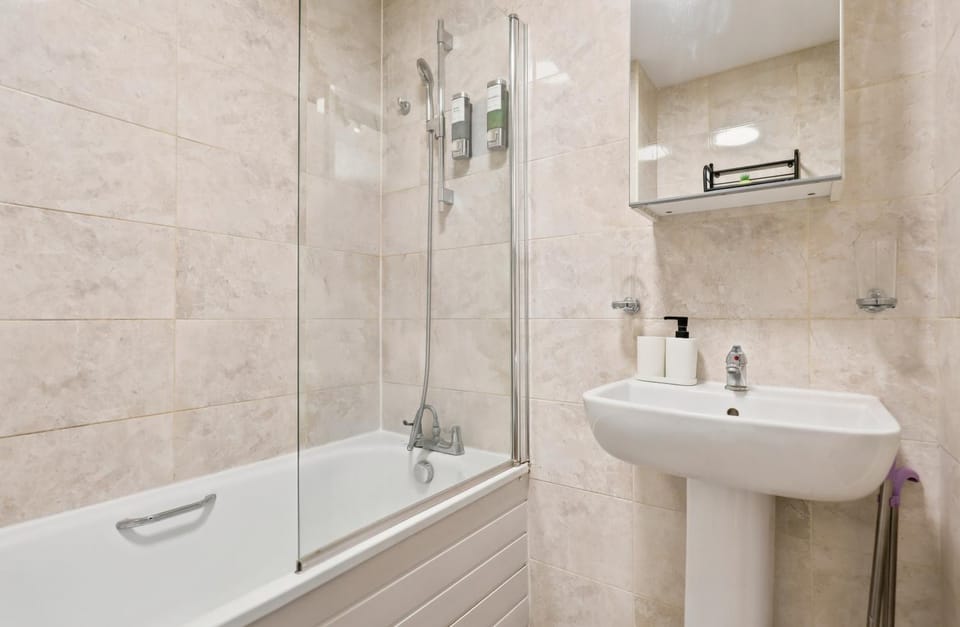 Modern 1BR Flat in Central Harrow Sleeps 4 Apartment in Harrow
