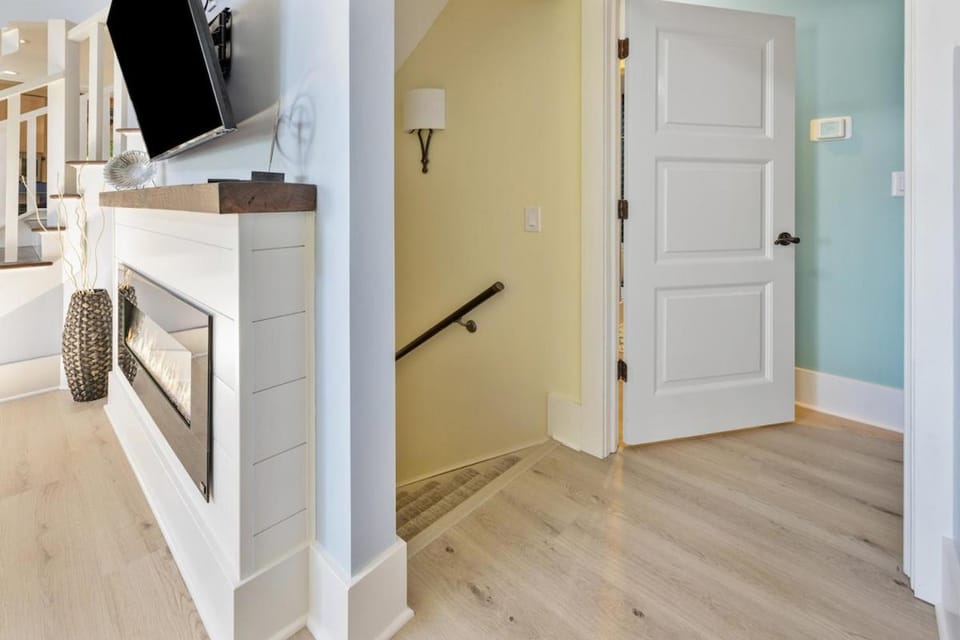 TV and multimedia, Kitchen or kitchenette, stove, wardrobe