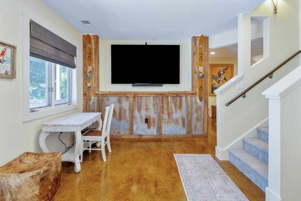 Communal lounge/ TV room, TV and multimedia, Seating area, Evening entertainment