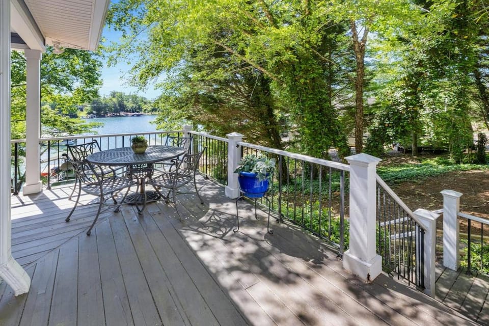 Property building, Patio, Spring, Natural landscape, Garden, View (from property/room), Balcony/Terrace, Dining area, Garden view, Lake view, River view