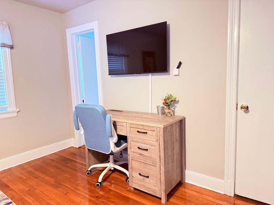 Charming Family Ranch Home Pet Friendly Fenced Yard House in Richmond