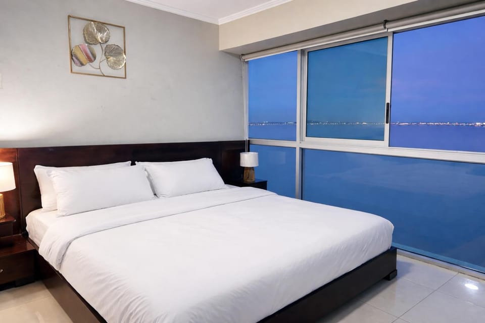 Bed, Night, Photo of the whole room, Decorative detail, Bedroom, River view, air conditioner