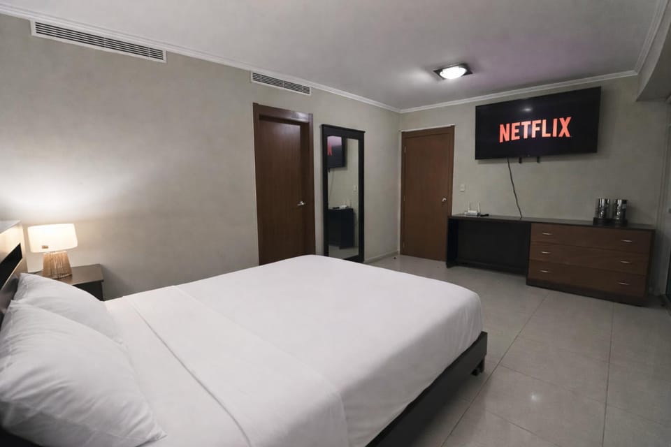 Bed, TV and multimedia, Photo of the whole room, Bedroom, air conditioner