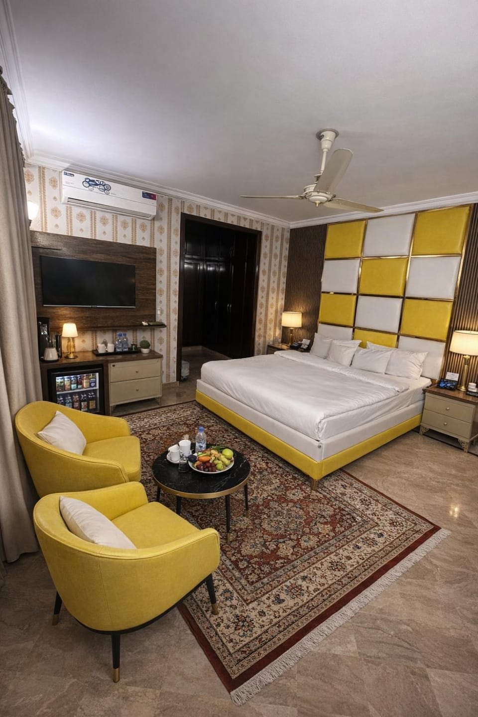 Bed, Living room, Photo of the whole room, Seating area, Bedroom, fireplace