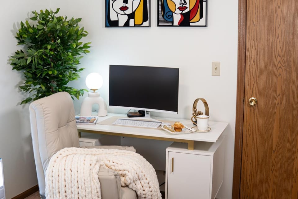 Modern 4BR Retreat w/ Workspace + Coffee Bar House in Milwaukee