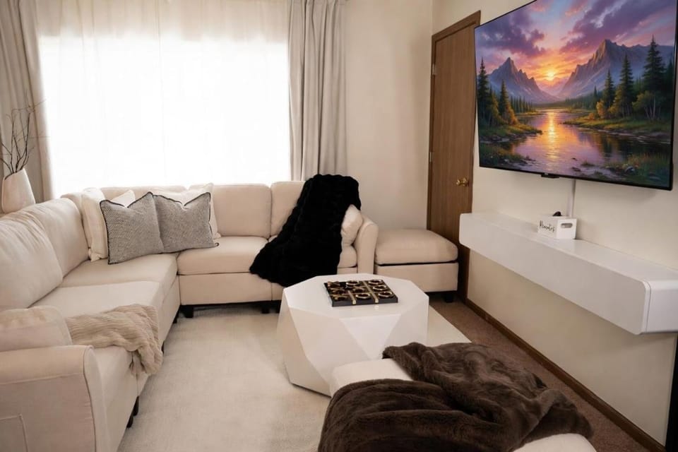 Modern 4BR Retreat w/ Workspace + Coffee Bar House in Milwaukee
