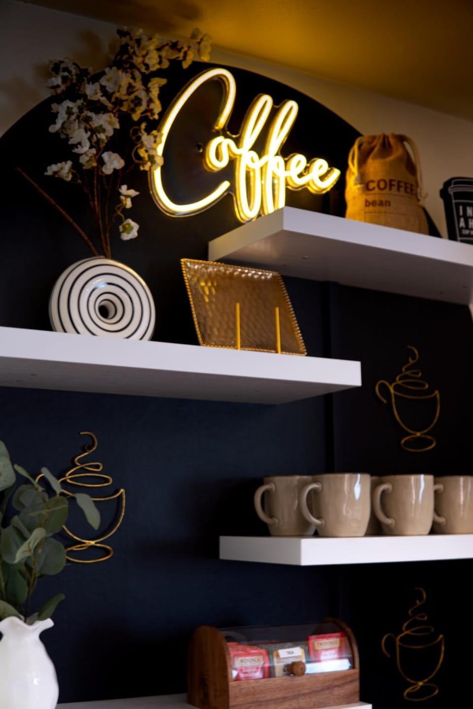 Modern 4BR Retreat w/ Workspace + Coffee Bar House in Milwaukee