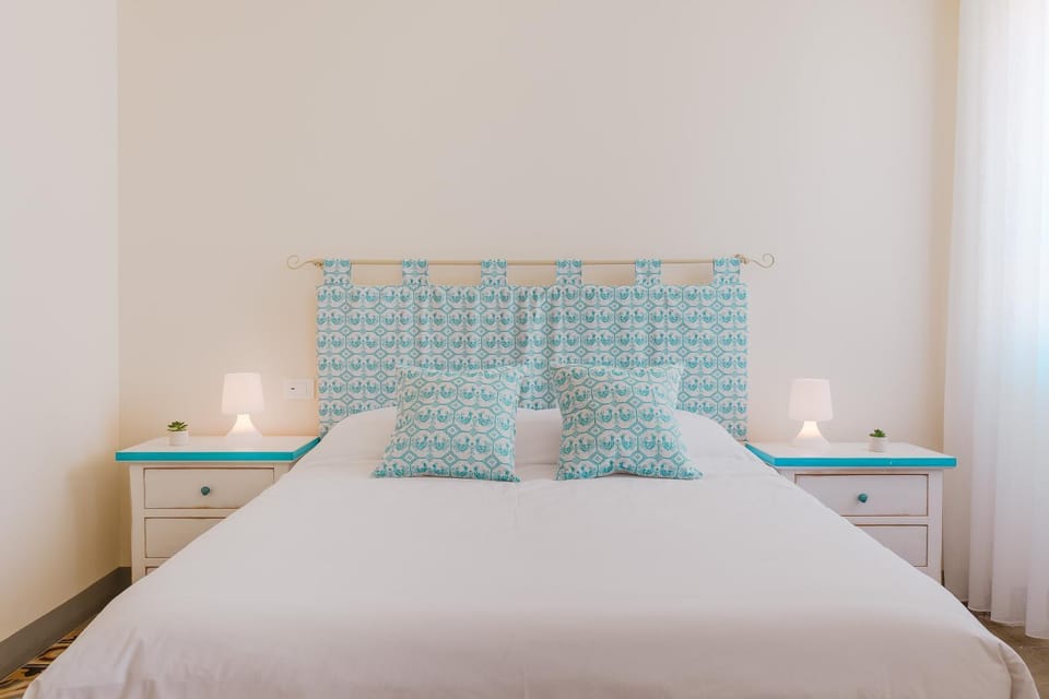 Bed, Property logo or sign, Summer, Photo of the whole room, Bedroom