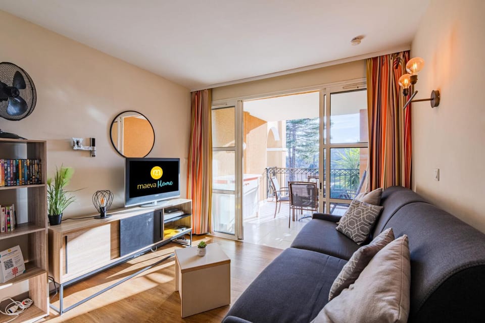 Résidence le Village de Cap Esterel - maeva Home - Studio 4 personnes coin cabine avec parking et terrasse MAE-0523 Cabin in Saint-Raphael