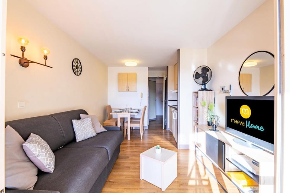 Résidence le Village de Cap Esterel - maeva Home - Studio 4 personnes coin cabine avec parking et terrasse MAE-0523 Cabin in Saint-Raphael