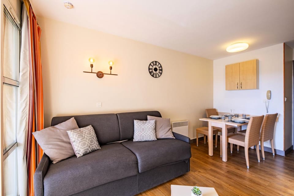 Résidence le Village de Cap Esterel - maeva Home - Studio 4 personnes coin cabine avec parking et terrasse MAE-0523 Cabin in Saint-Raphael