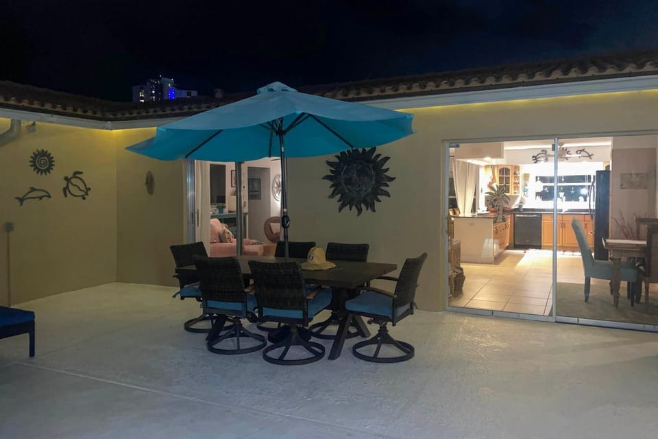 Steps to Sand! Singer Island Getaway w/ Bikes House in Riviera Beach