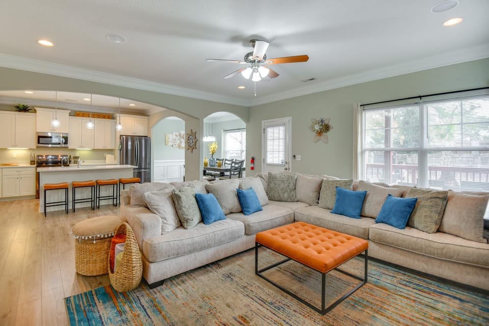 2 Blks to Beach! Family Home w/ Hot Tub in Norfolk House in Norfolk
