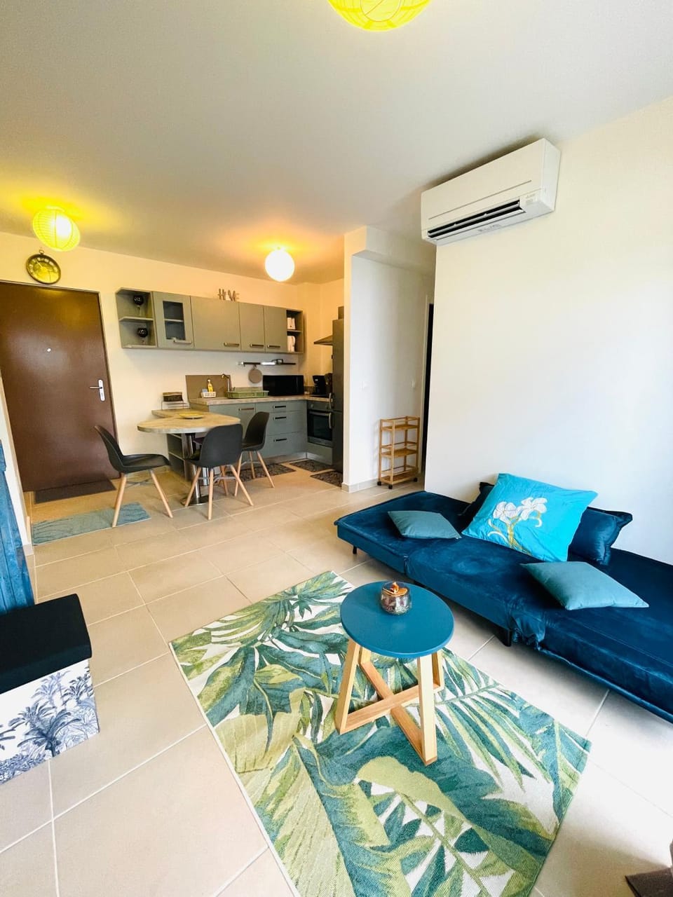 Seating area, Dining area