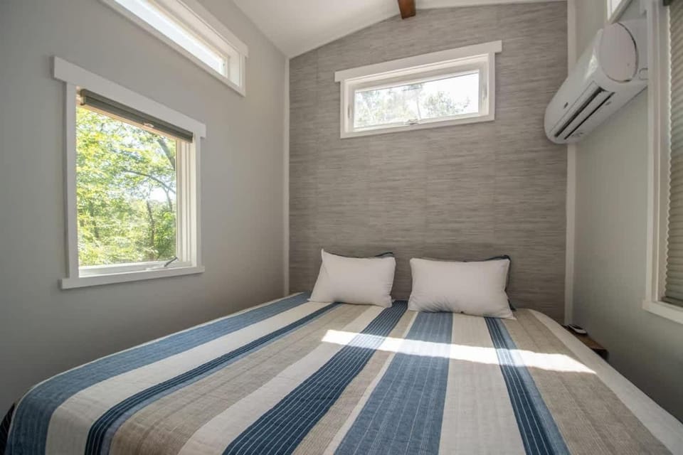 Papa Bear - Peaceful 2-bedroom Tiny Home in charming Anderson On Lake Hartwell House in Lake Hartwell