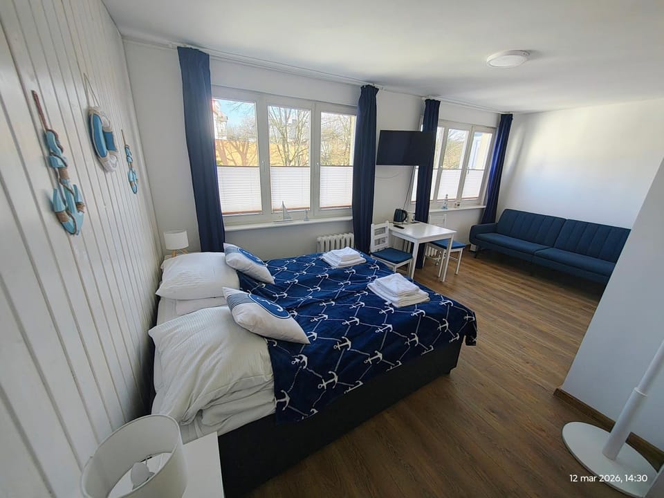 Bed, Photo of the whole room, Seating area, Bedroom, towels