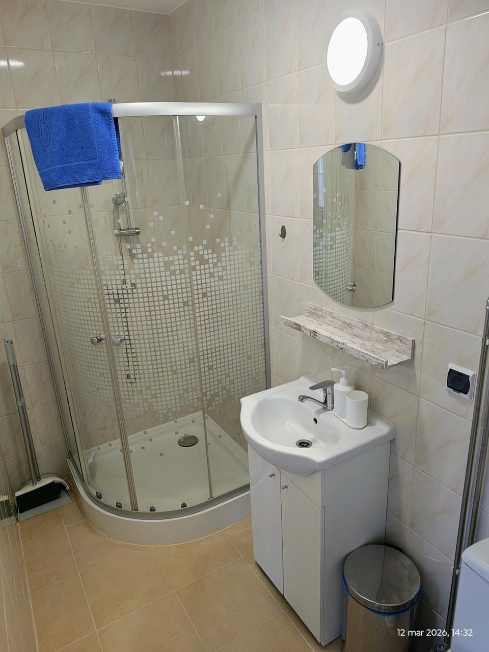 Shower, Bathroom, towels