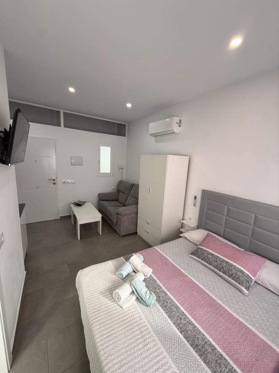 Bed, TV and multimedia, Photo of the whole room, Bedroom, wardrobe, air conditioner