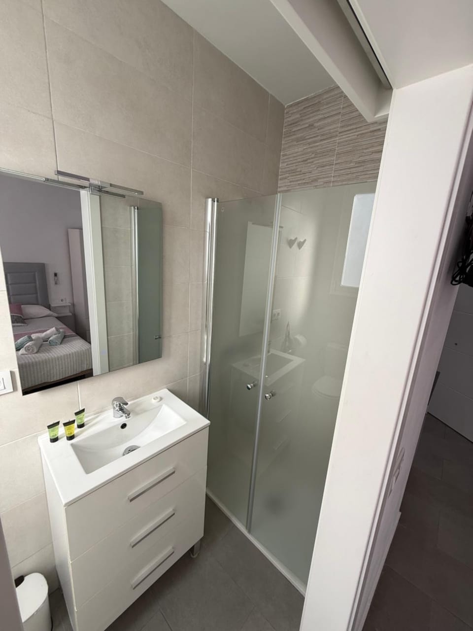 Shower, Bathroom, towels