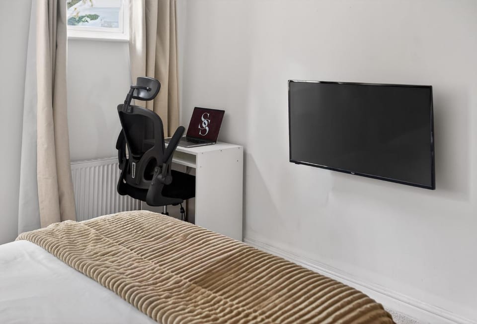 Bed, TV and multimedia, Photo of the whole room, Bedroom