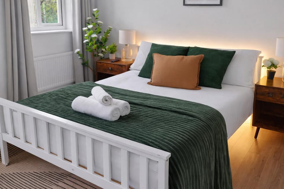 Bed, Photo of the whole room, Bedroom, towels
