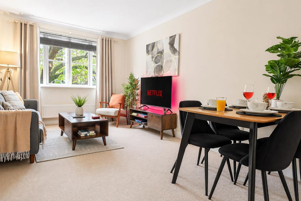 TV and multimedia, Living room, Seating area, Dining area, flat iron