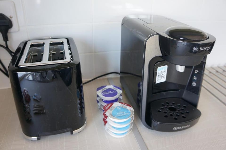 Luxury 2 Bedroom Apartment Windsor - Gated Parking Apartment in Windsor