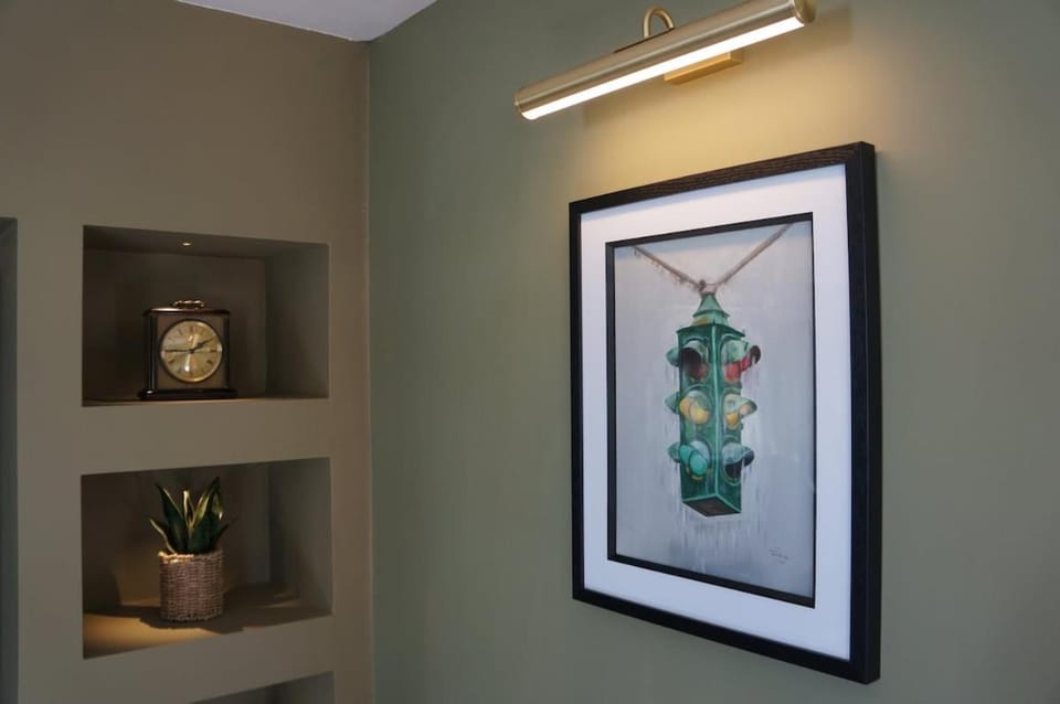 Luxury 2 Bedroom Apartment Windsor - Gated Parking Apartment in Windsor