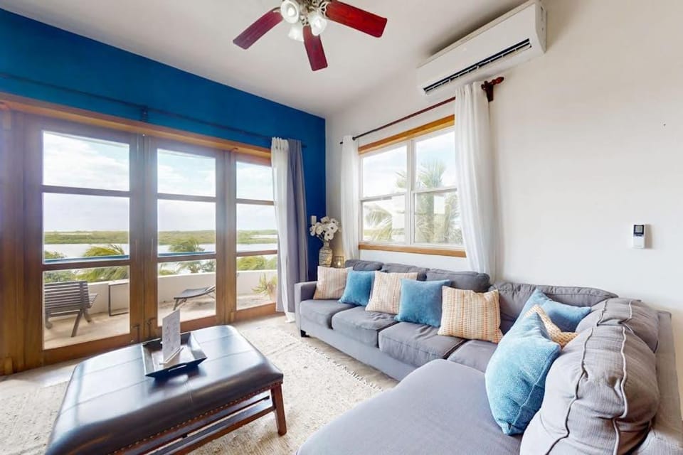 Brahma Blue H11 Apartment in Placencia