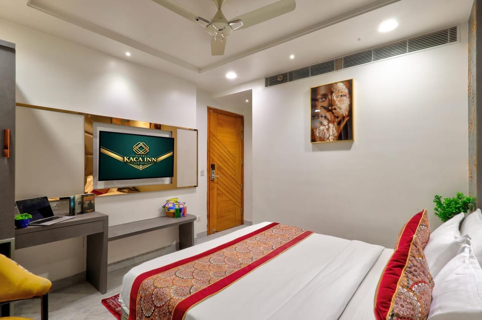 Bed, TV and multimedia, Photo of the whole room, Decorative detail, Bedroom, fireplace