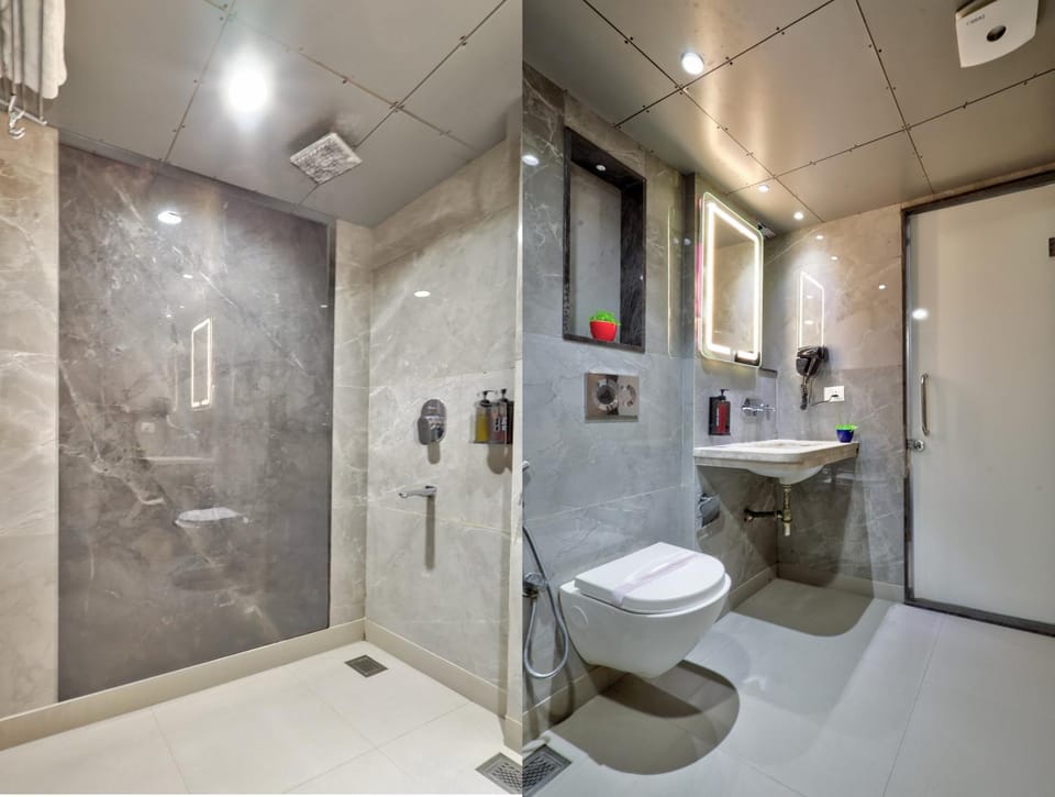 Shower, Toilet, Bathroom, bidet, towels