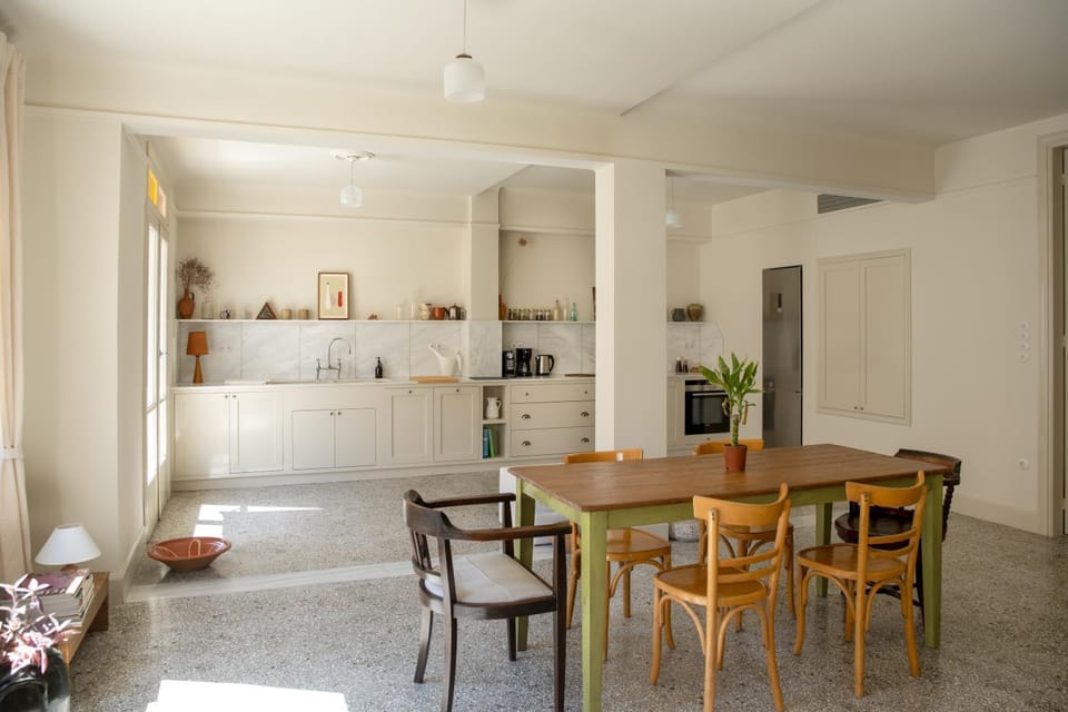 Coffee/tea facilities, Kitchen or kitchenette, Living room, Seating area, Dining area
