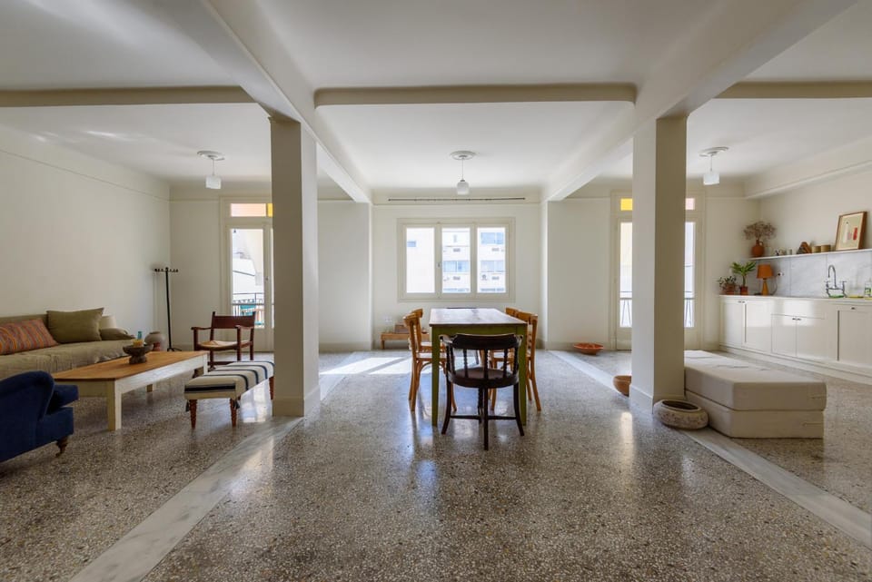 Kitchen or kitchenette, Living room, Seating area, Dining area