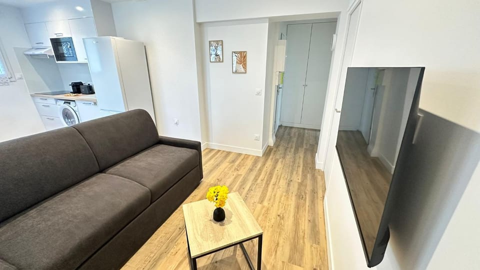 TV and multimedia, Kitchen or kitchenette, Living room, Seating area