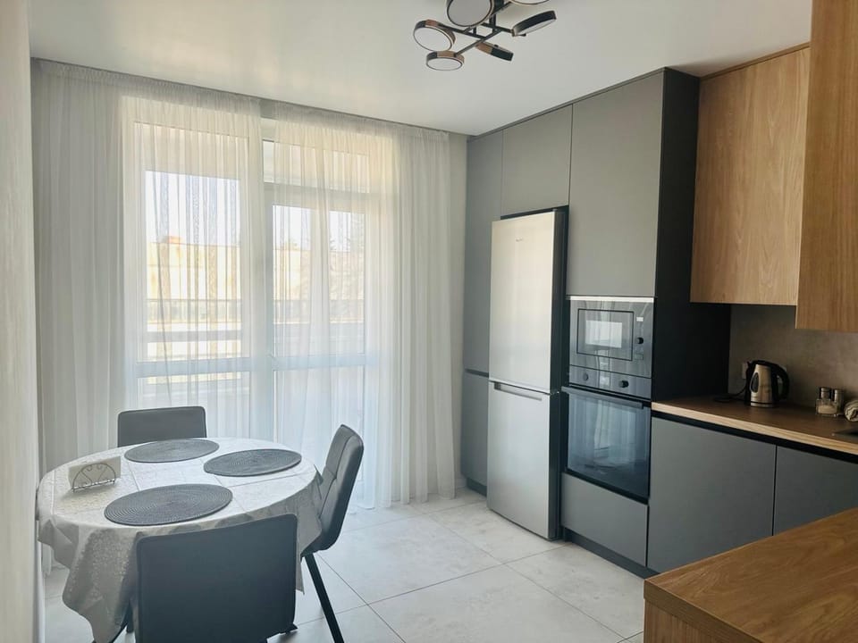 Dining area, oven, stove