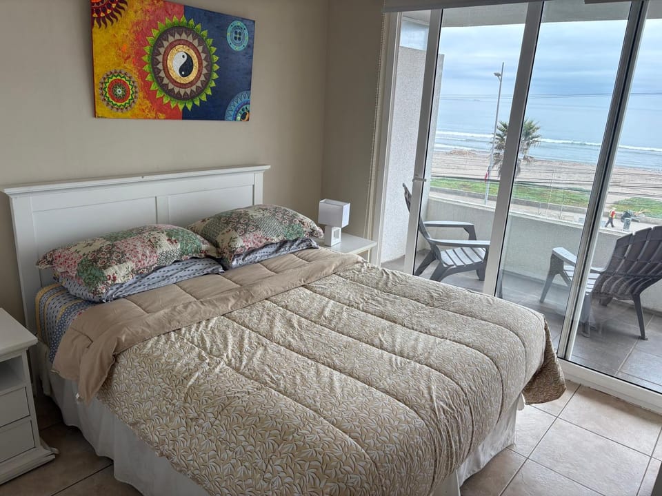 Photo of the whole room, Sea view