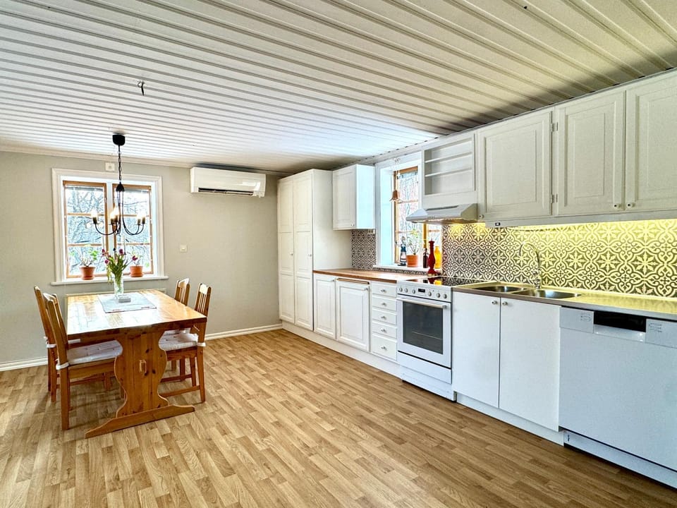 Dining area, kitchen