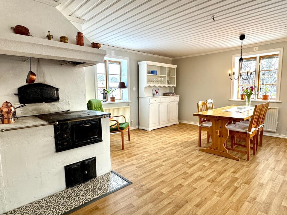 Dining area, kitchen