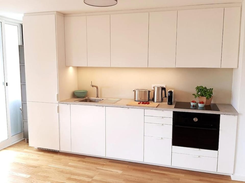 Bright & airy designed home, balcony, beach 1 min Apartment in Matosinhos