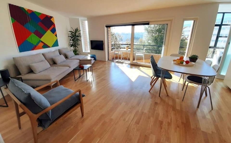 Bright & airy designed home, balcony, beach 1 min Apartment in Matosinhos