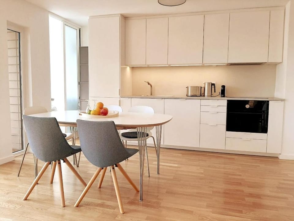 Bright & airy designed home, balcony, beach 1 min Apartment in Matosinhos