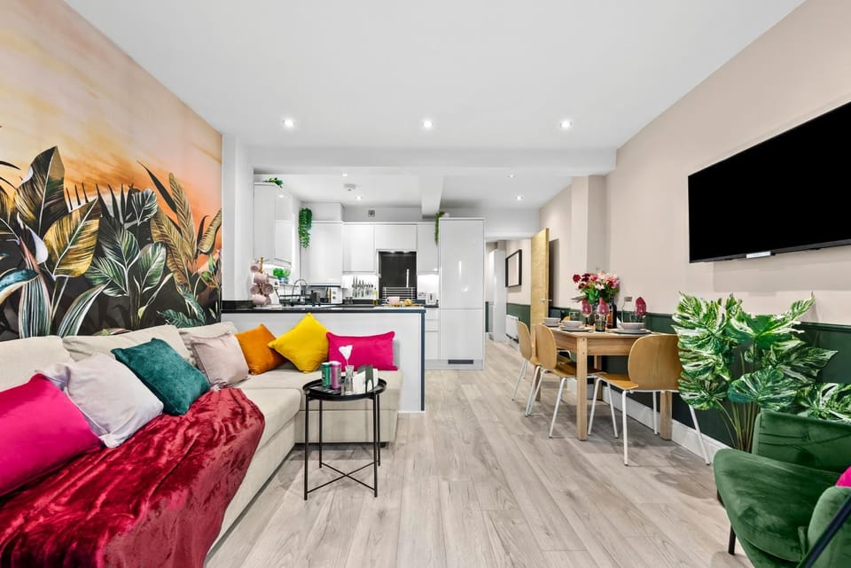 Communal lounge/ TV room, TV and multimedia, Kitchen or kitchenette, Living room, Seating area, Dining area, Evening entertainment
