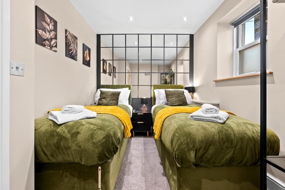 Bed, Photo of the whole room, Bedroom, towels