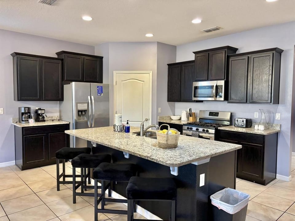 7033 Spacious 7BR Pool Resort Home Near Disney Country House in Polk County