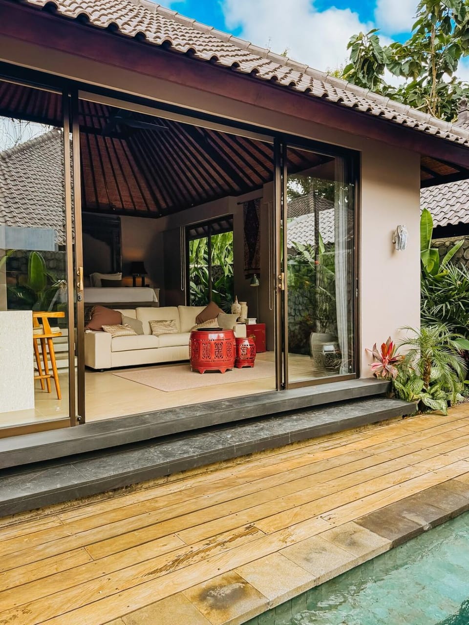 Facade/entrance, Swimming pool